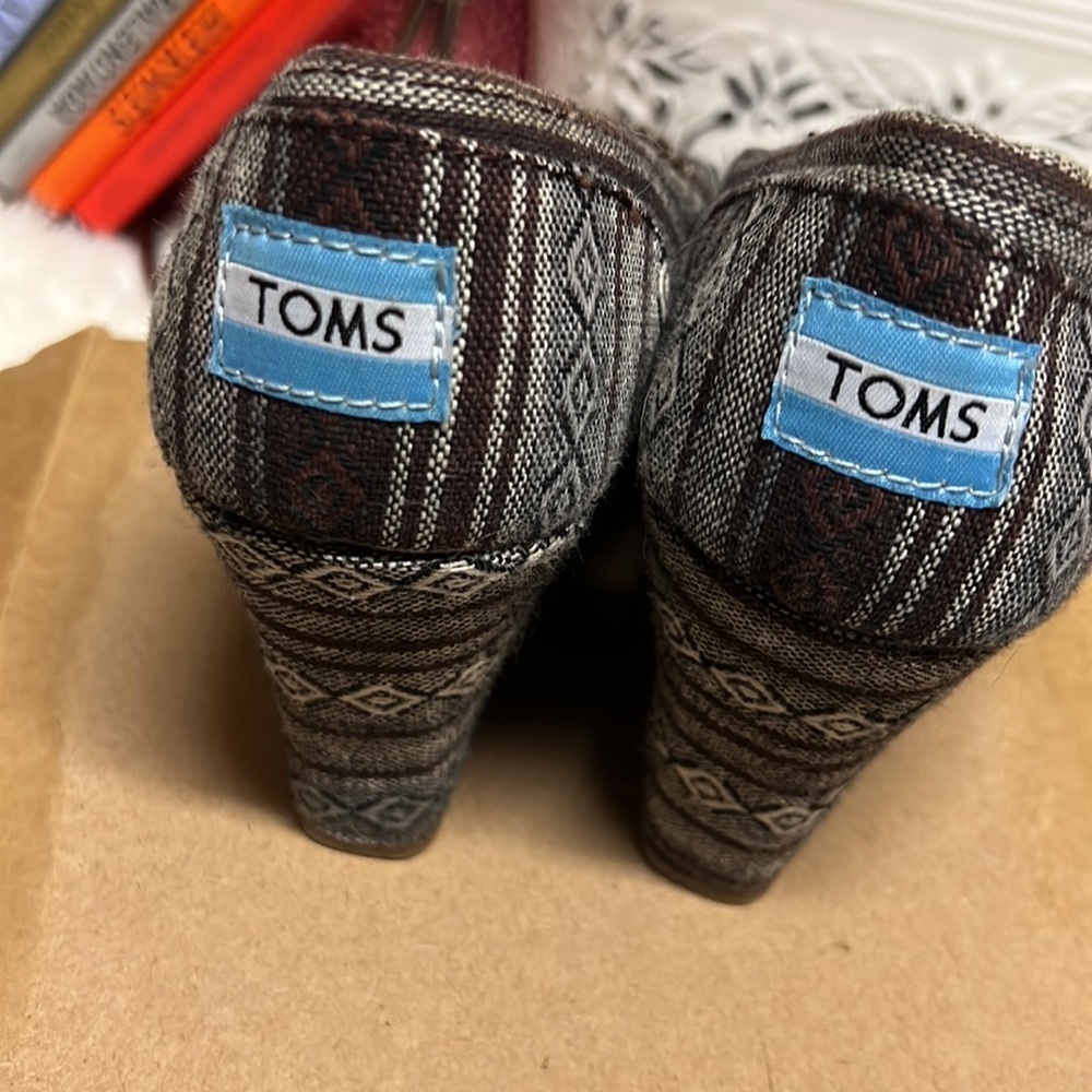 Toms Open Peep Toe Fabric Slip On Pump Wedge Women’s 8.5 Geometric Brown 380813 - Picture 2 of 6